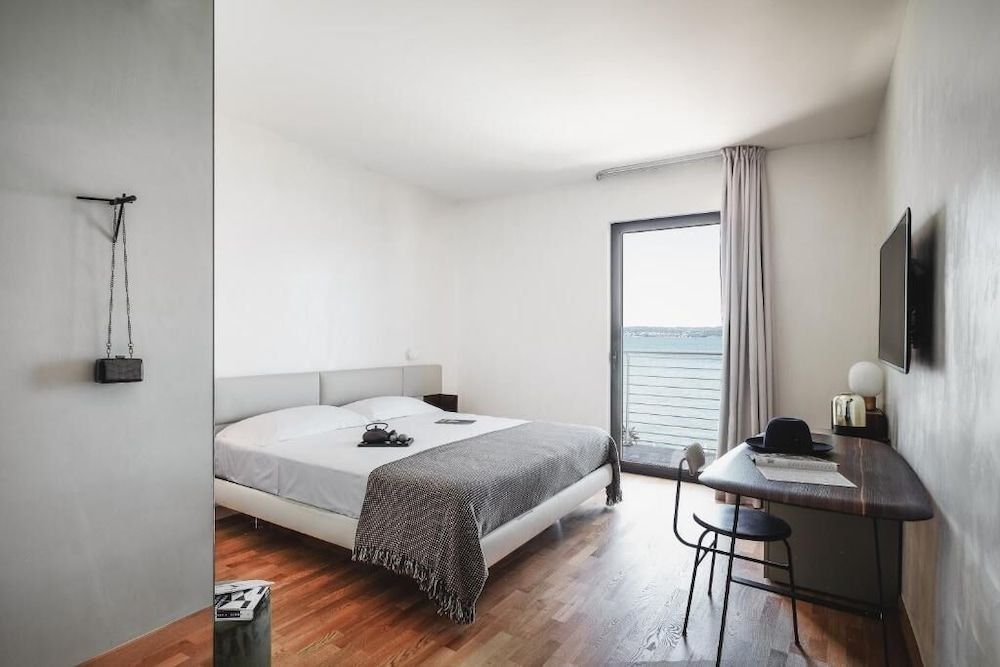 Deluxe Double Room, 1 King Bed, Balcony, Lake View