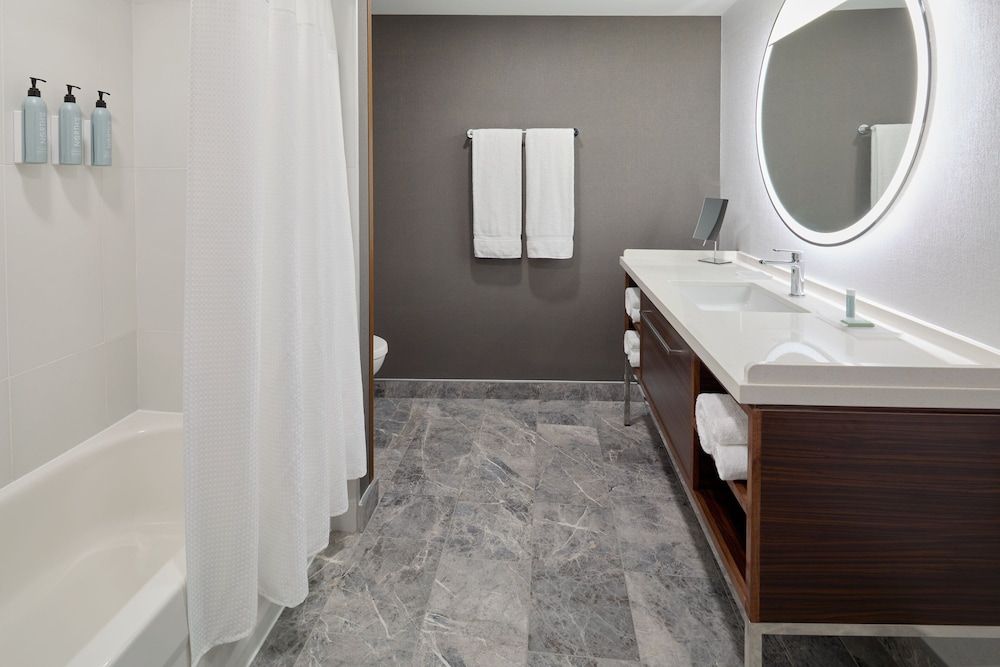 Courtyard By Marriott Montreal Laval Executive Room, 1 King Bed with Sofa bed 4