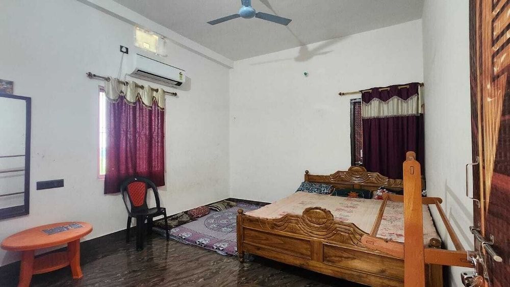 Om Guest House Deluxe Room 4