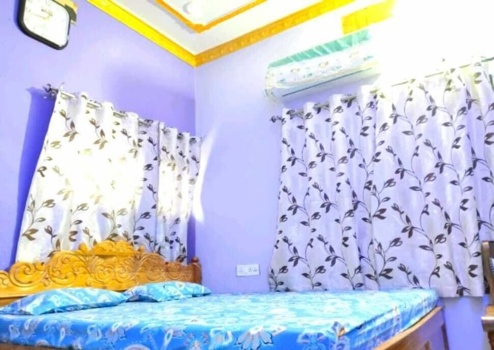 Om Guest House Deluxe Room 8