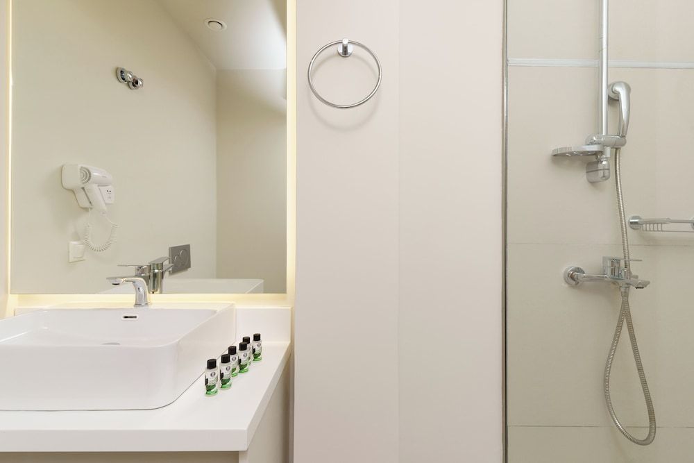 Gallery Central Piraeus Port Classic Room 6