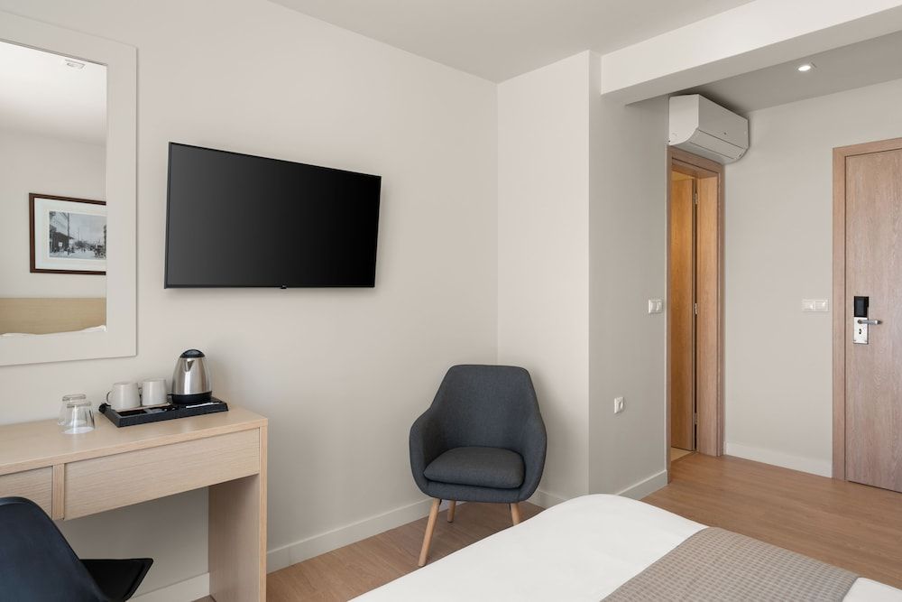 Gallery Central Piraeus Port Classic Room 7