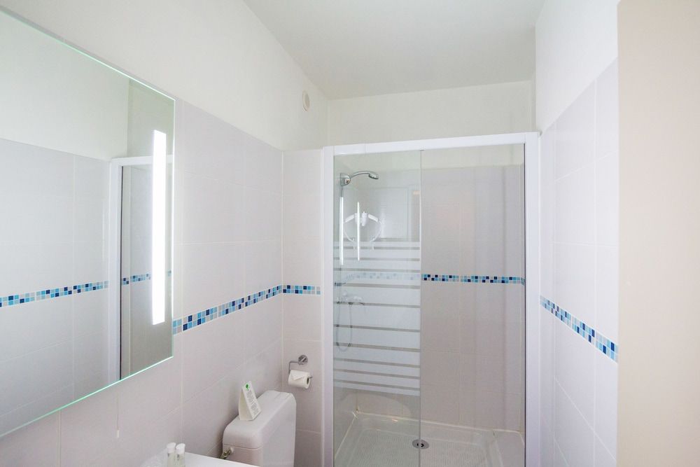 Hôtel de l'Europe Grenoble Hyper Centre Superior Triple Room, Non Smoking, Private Bathroom 8