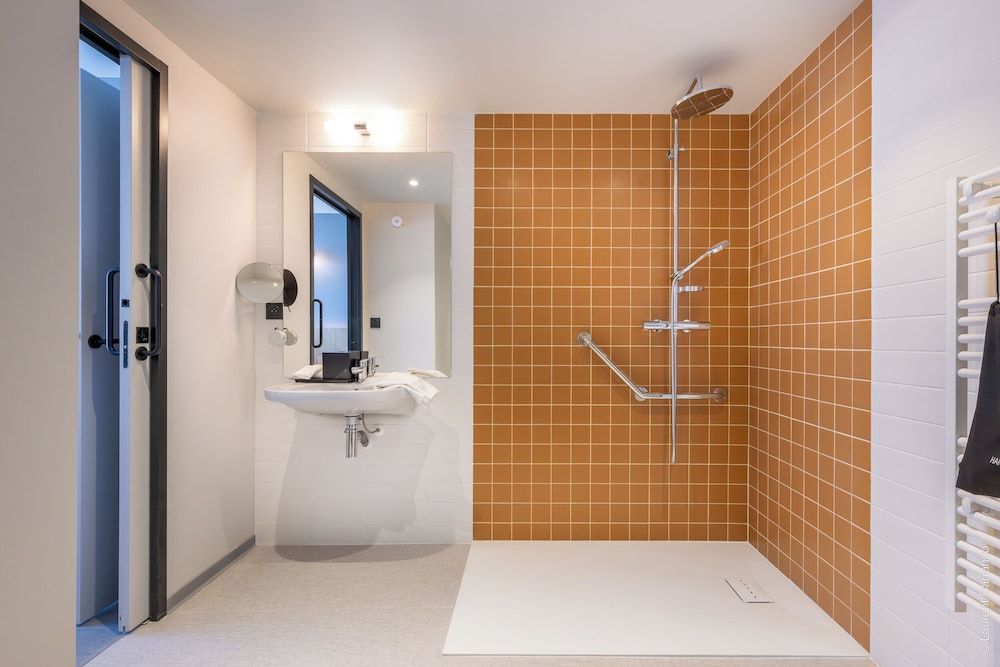 Sevenline Aparthotel Purpan Toulouse Deluxe Apartment, 1 Queen Bed with Sofa bed, Roll-in Shower, Kitchenette 4