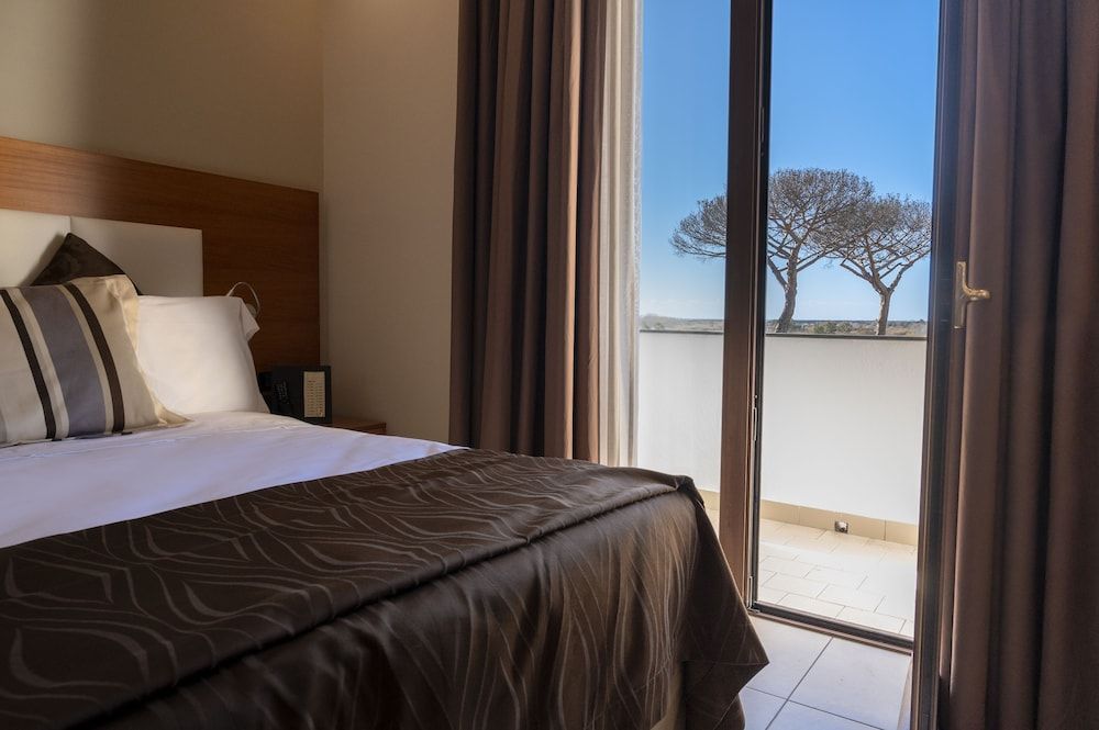 Deluxe Studio, 1 Queen Bed, Kitchen, Pool View