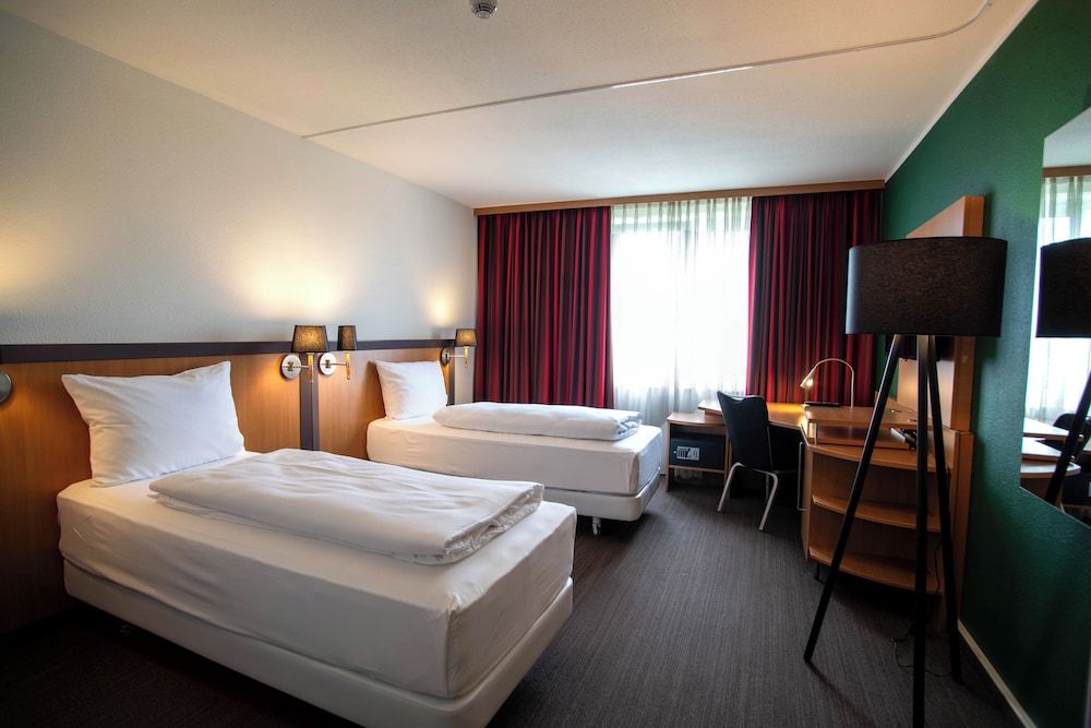 Business Room, 1 Queen Bed (Converts to 2 Twin Beds)