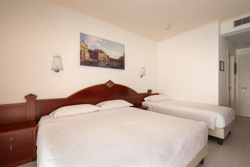 Noventa Hotel Triple Room 5