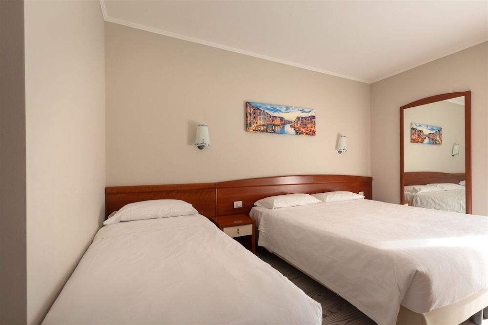 Noventa Hotel Triple Room 4