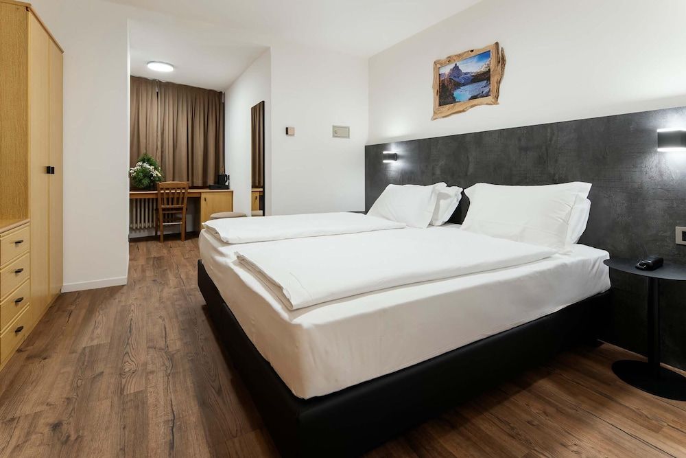 Standard Room, Multiple Beds, Non Smoking, Mountain View (Shower Only)