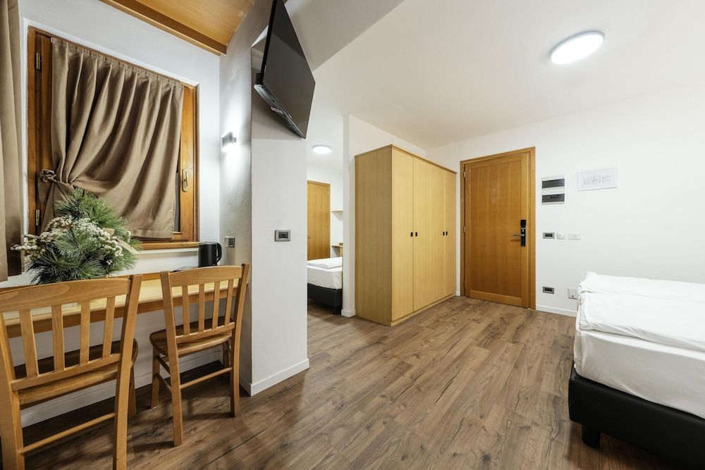 Family Room, Multiple Beds, Balcony, Mountain View (2 queen and 1 single bed)