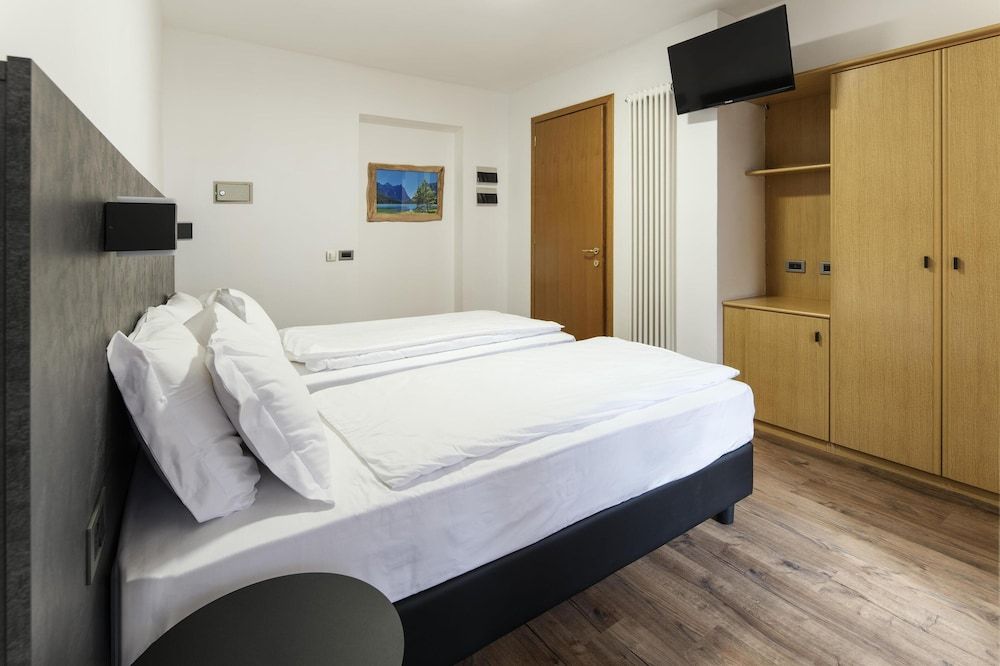 Family Room, Multiple Beds, Balcony, Mountain View (2 queen and 1 single bed)