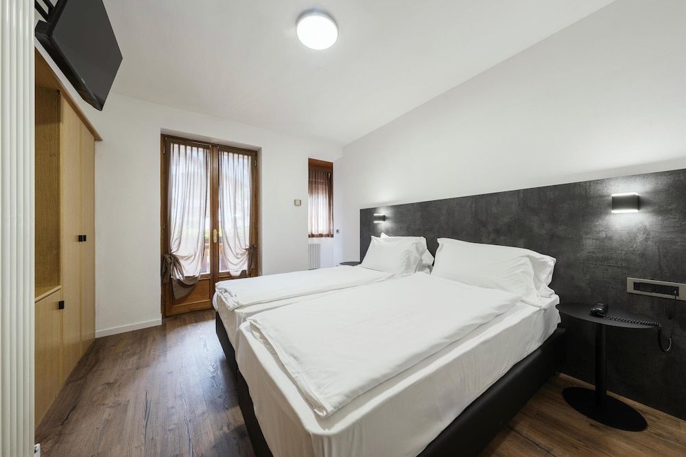 Standard Room, 1 King Bed, Balcony, Mountain View (Shower Only)