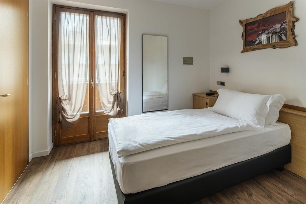 Standard Room, 1 Twin Bed, Balcony, Mountain View (Shower Only)