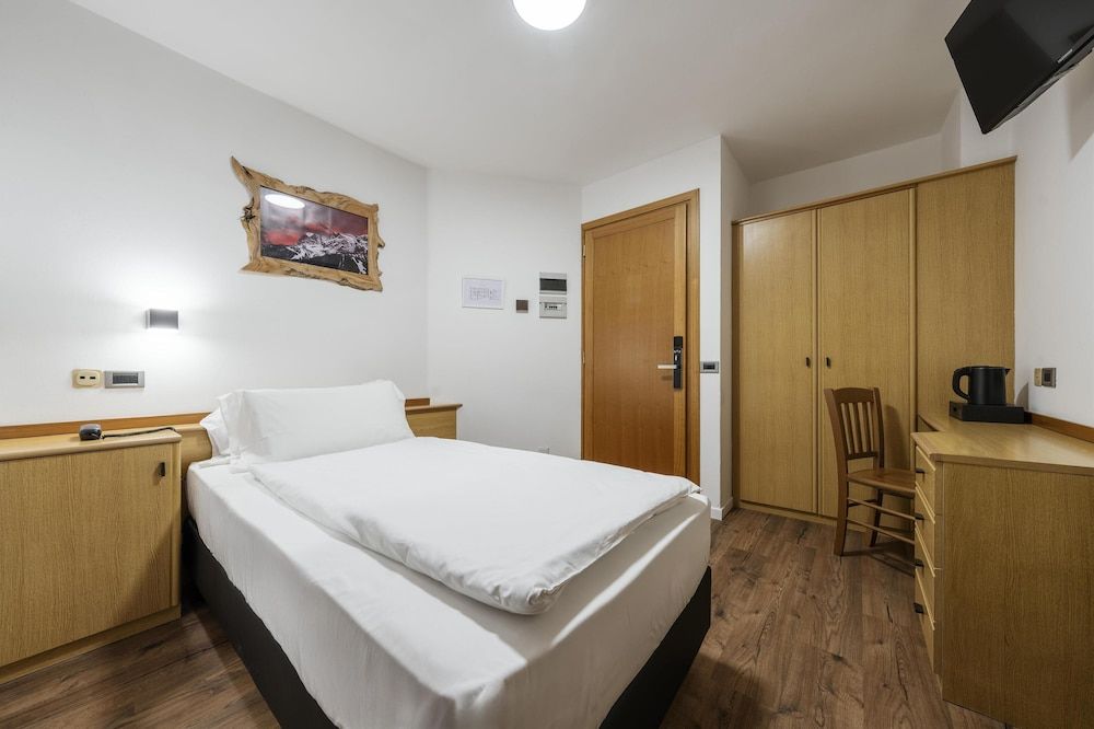 Standard Room, 1 Twin Bed, Balcony, Mountain View (Shower Only)