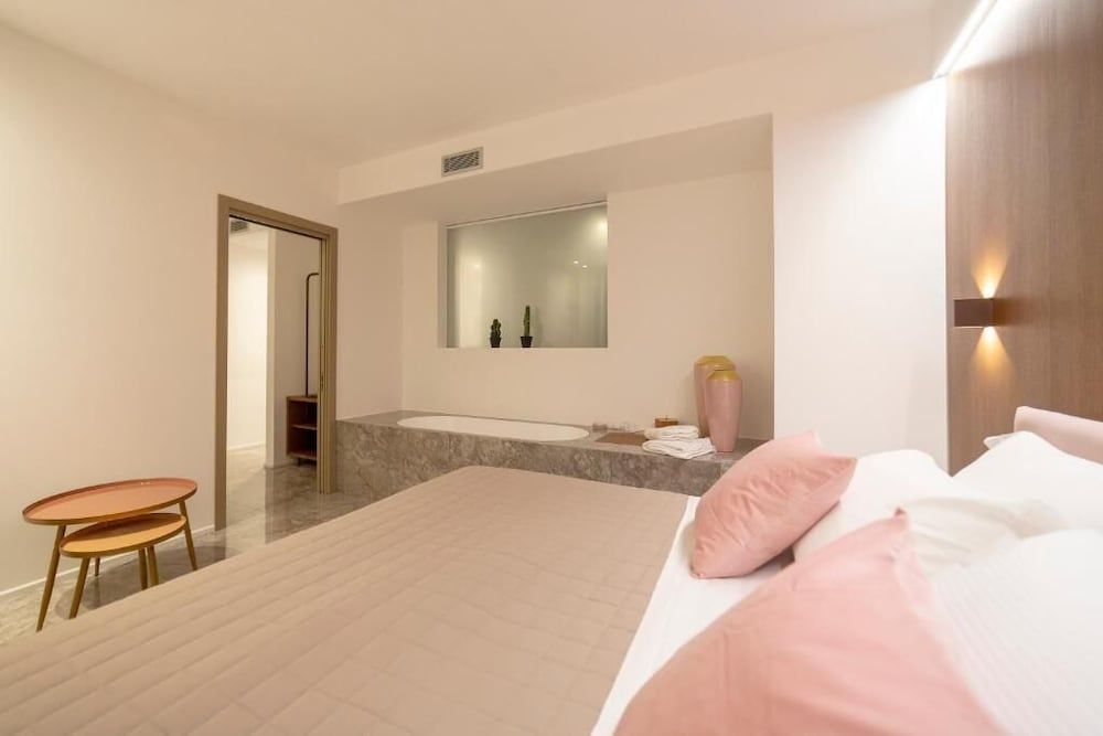 Suite, Balcony