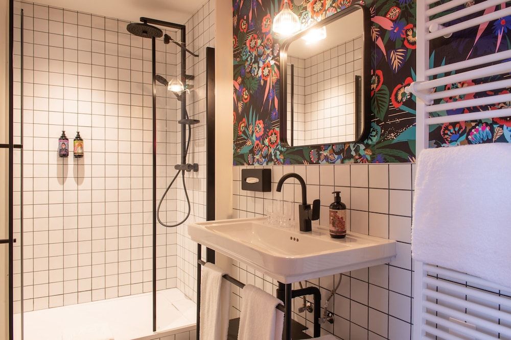 LABE Hôtel Tours Centre Gare Family Quadruple Room, 1 Queen Bed with Sofa bed 4