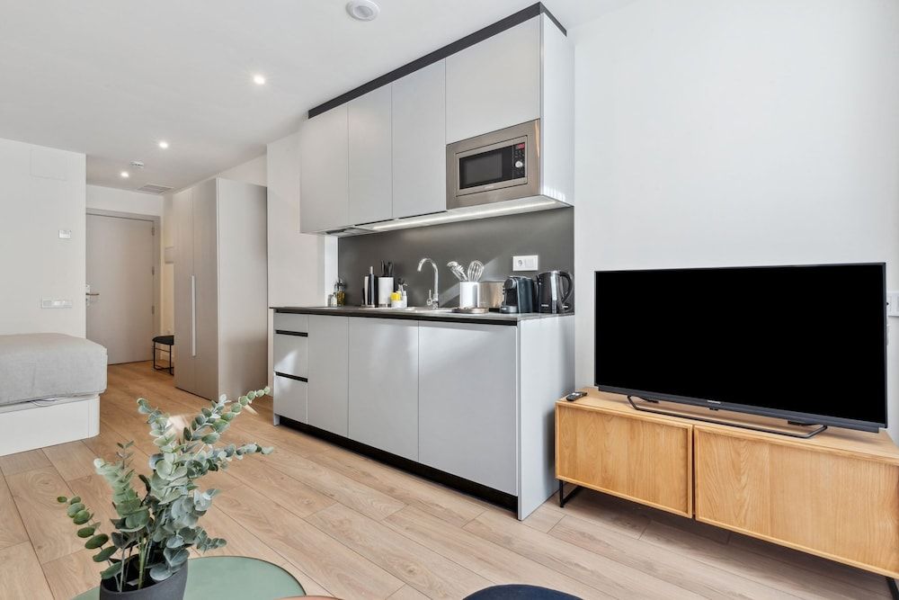 Limehome Valencia Carrer del Pare Palau Studio Apartment with sofa bed + balcony 7