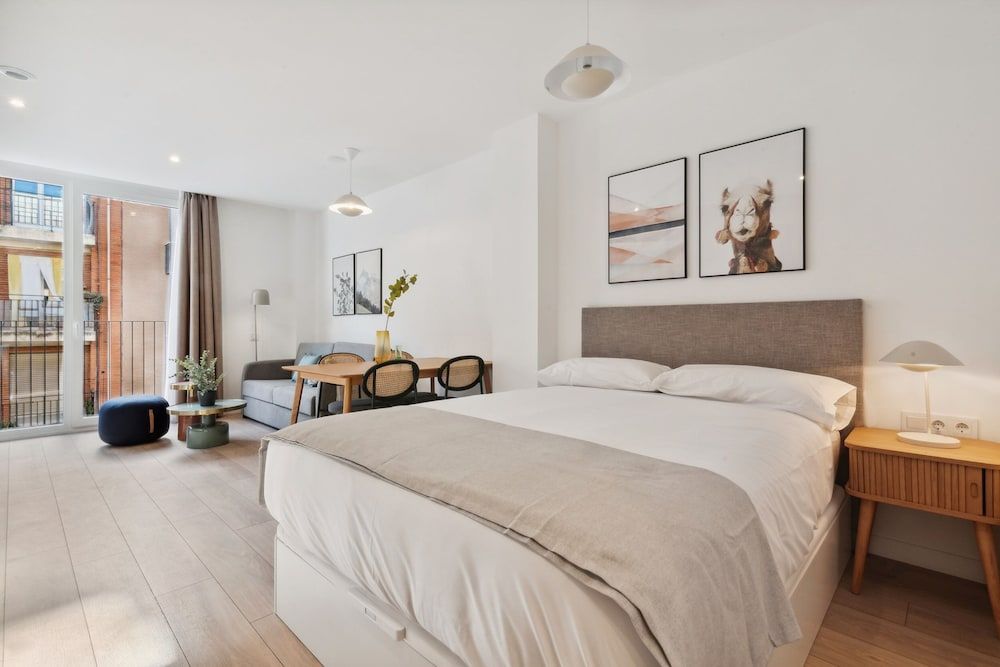 Limehome Valencia Carrer del Pare Palau Studio Apartment with sofa bed + balcony 2