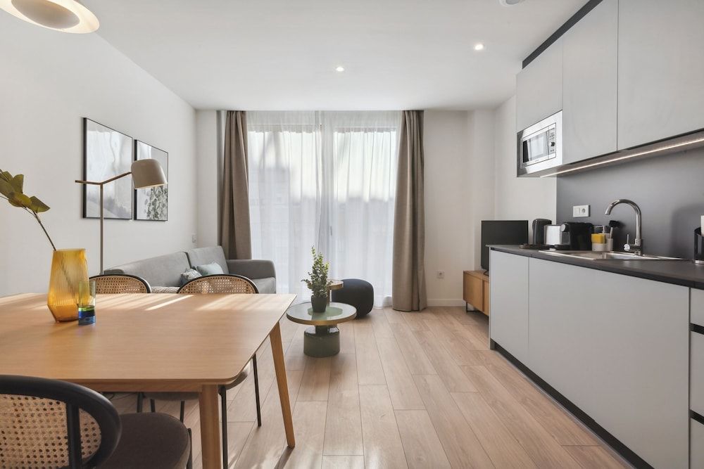 Limehome Valencia Carrer del Pare Palau Studio Apartment with sofa bed + balcony 5