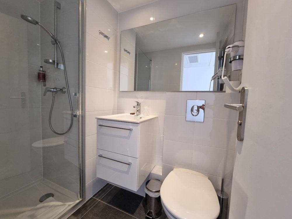 Oskar Hotel Twin Room 7