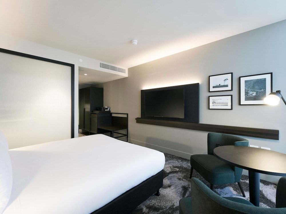 Novotel Melbourne Airport Superior Room, 1 Queen Bed 3