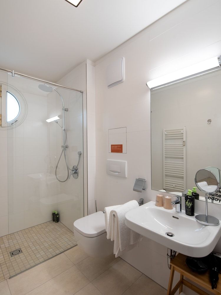 Limehome Linz Friedrichstraße Suite XL with seating area 8