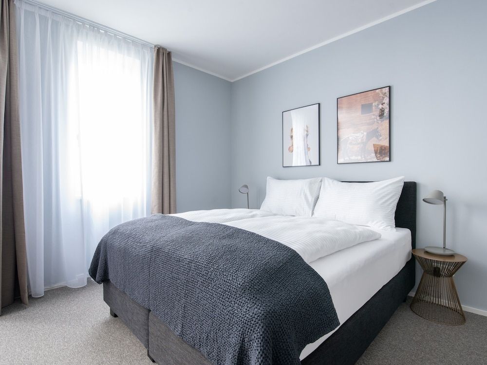 Limehome Linz Friedrichstraße Suite XL with seating area 2