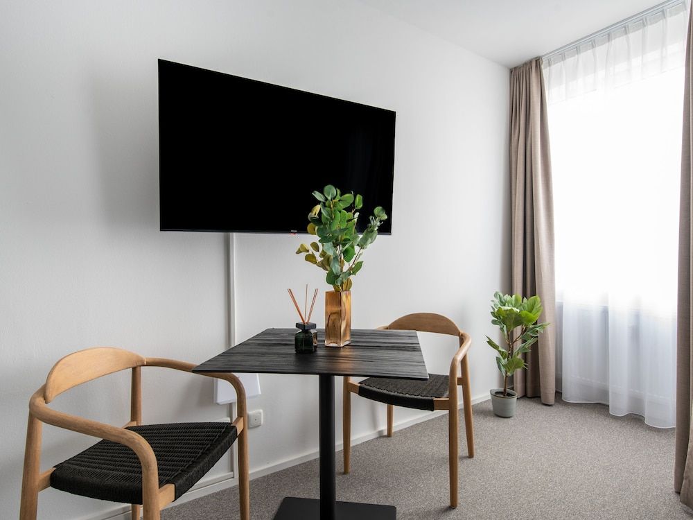 Limehome Linz Friedrichstraße Suite XL with seating area 12