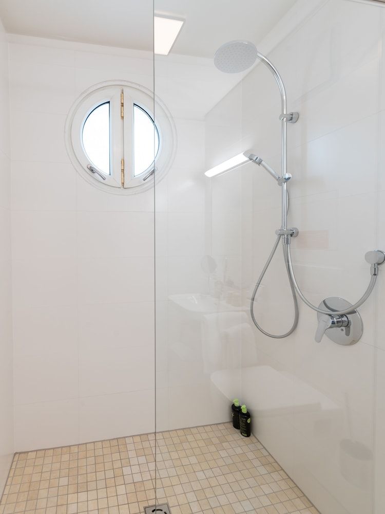 Limehome Linz Friedrichstraße Suite XL with seating area 7