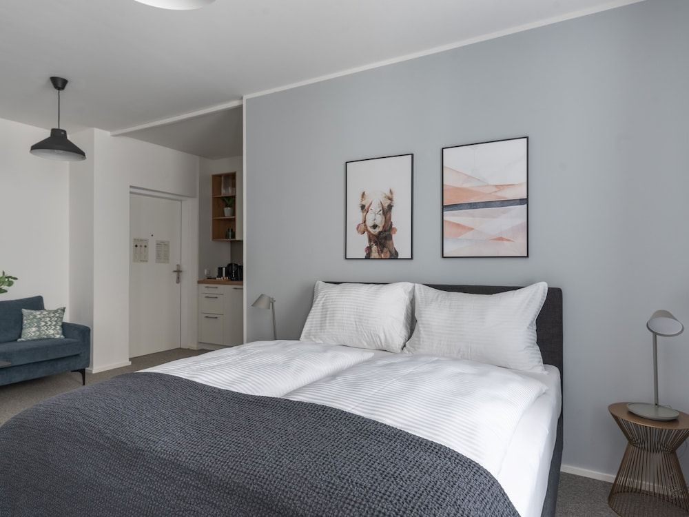 Limehome Linz Friedrichstraße Suite XL with seating area