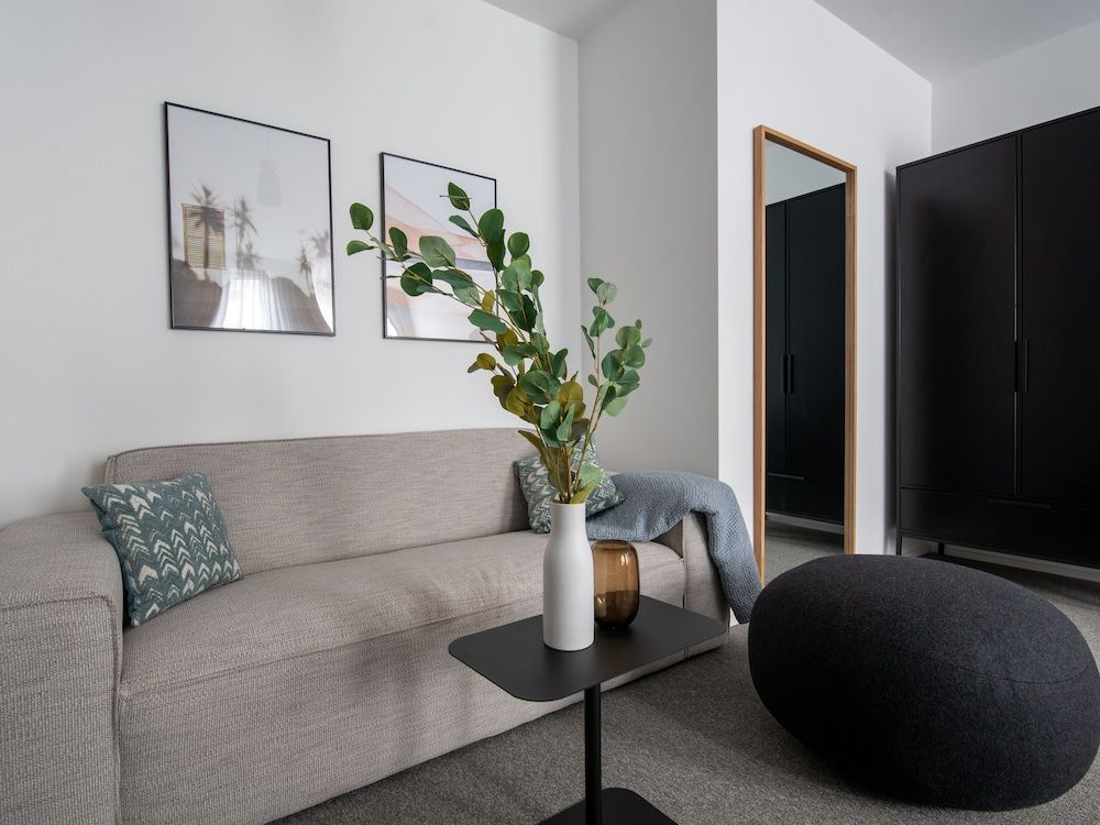 Limehome Linz Friedrichstraße Suite XL with seating area 11