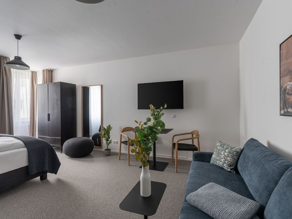 Limehome Linz Friedrichstraße Suite XL with seating area 9