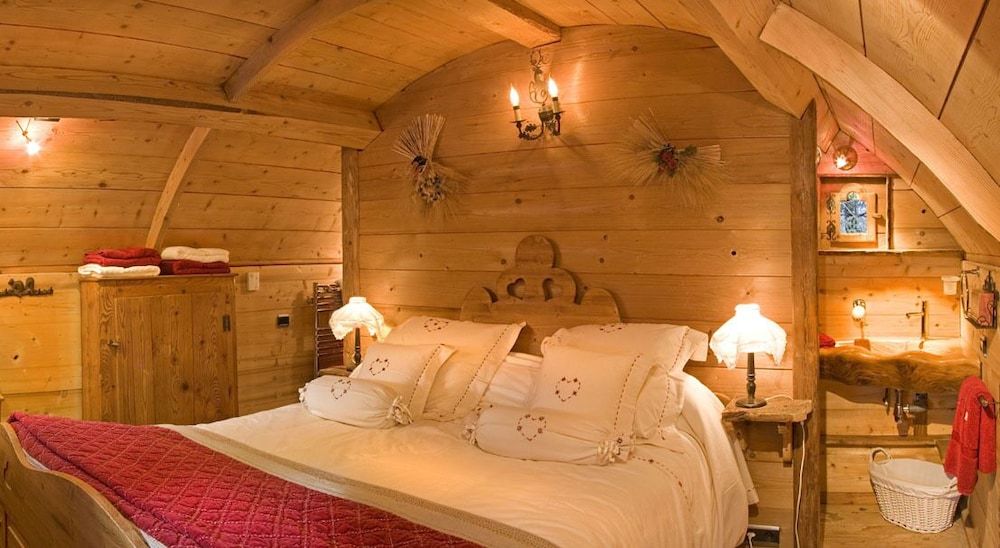 Chalet Les Barattes with Private Jacuzzi