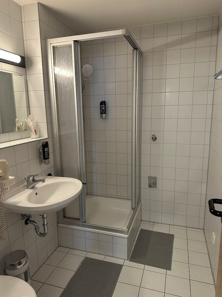 Elha Hotel Quadruple Room, City View 8