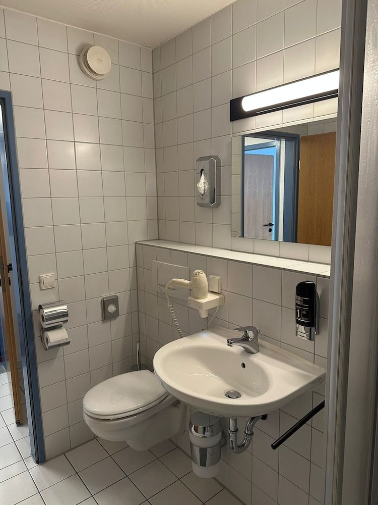 Elha Hotel Quadruple Room, City View 9