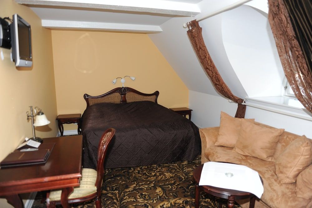 Tyrstrup Kro Triple Room