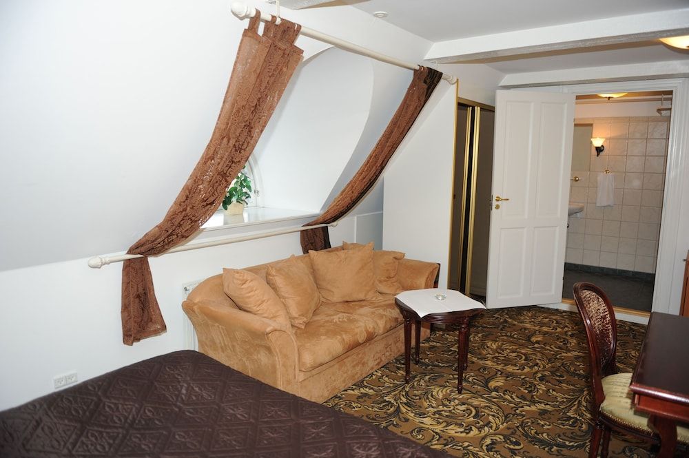 Tyrstrup Kro Triple Room 4