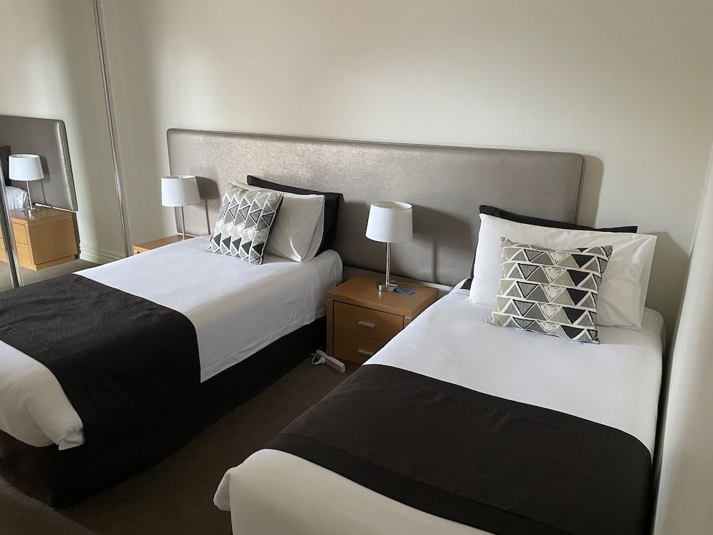 2Bed(QQ) 2 Bath 2 Balconies Ocean & Harbour Views No 9