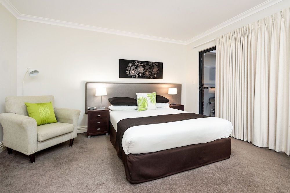 1Bed(Q) Studio Courtyard balcony Apart No 1a