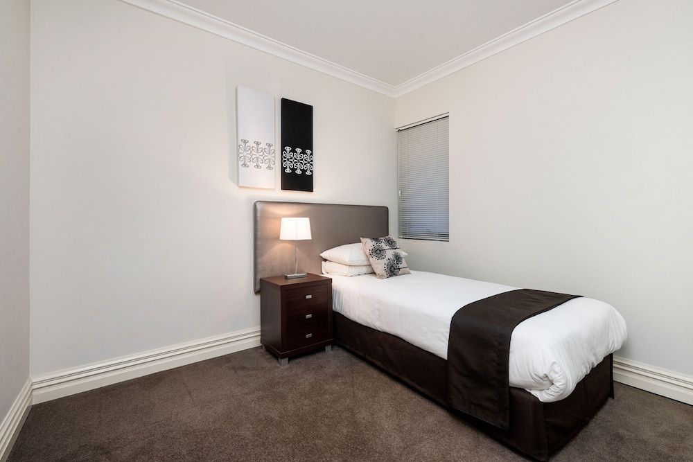Quiet 2 Bed(QT) 1 Bath Courtyard Balcony 3rd Fl. No 5