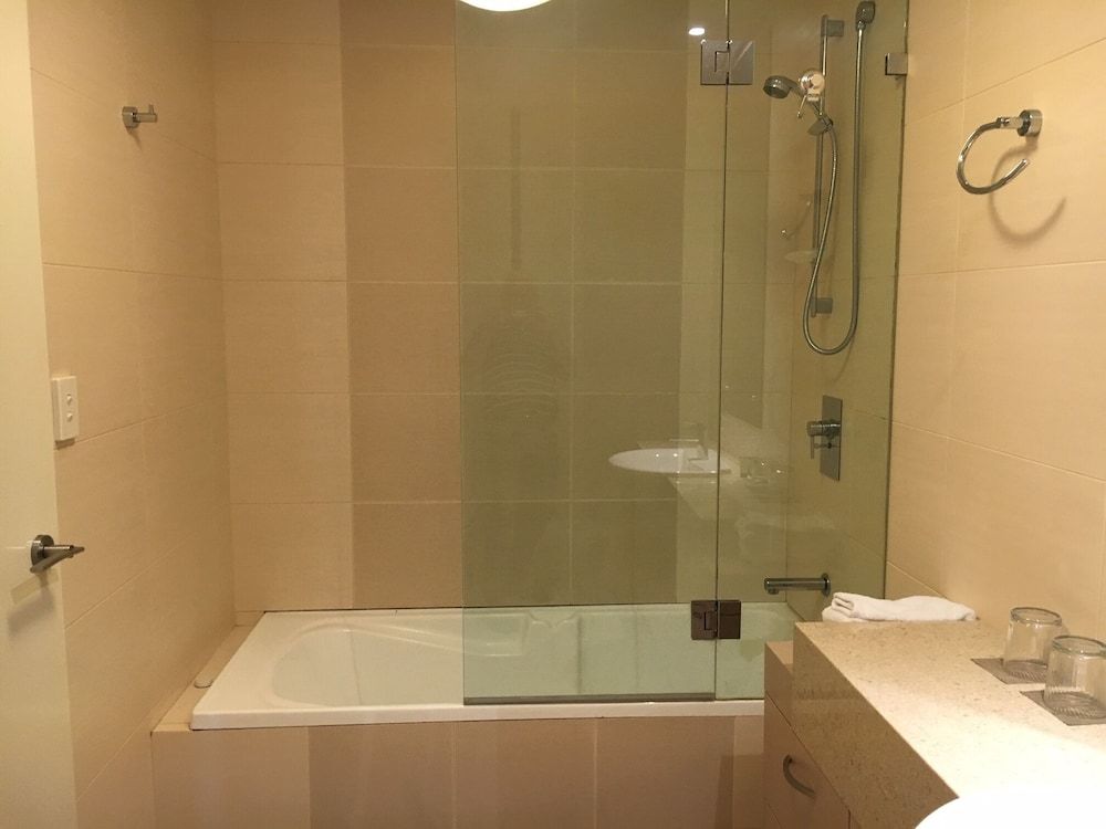 2Bed(QQ) 2 Bath 2 Balconies Ocean & Harbour Views No 8