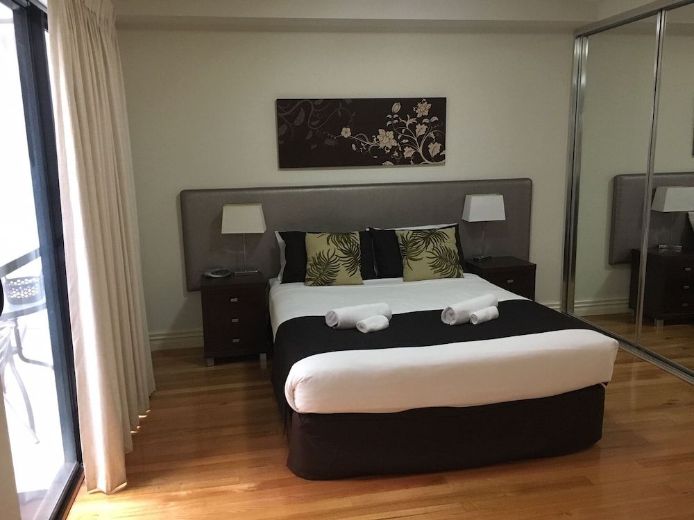 1Bed(Q) Super Studio 2 courtyard balconies