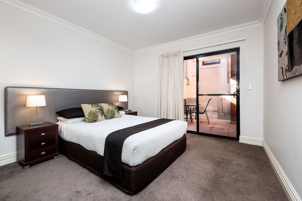 Spacious 1Bed(Q) 1 Bath Courtyard Balcony View Apart No 4