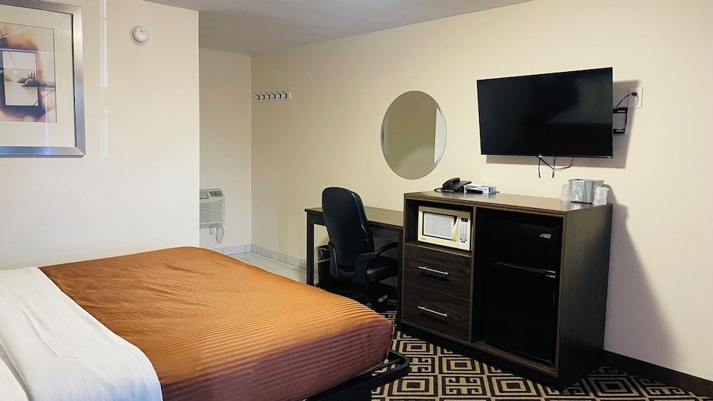 Falls Lodge and Suites Standard Room 3