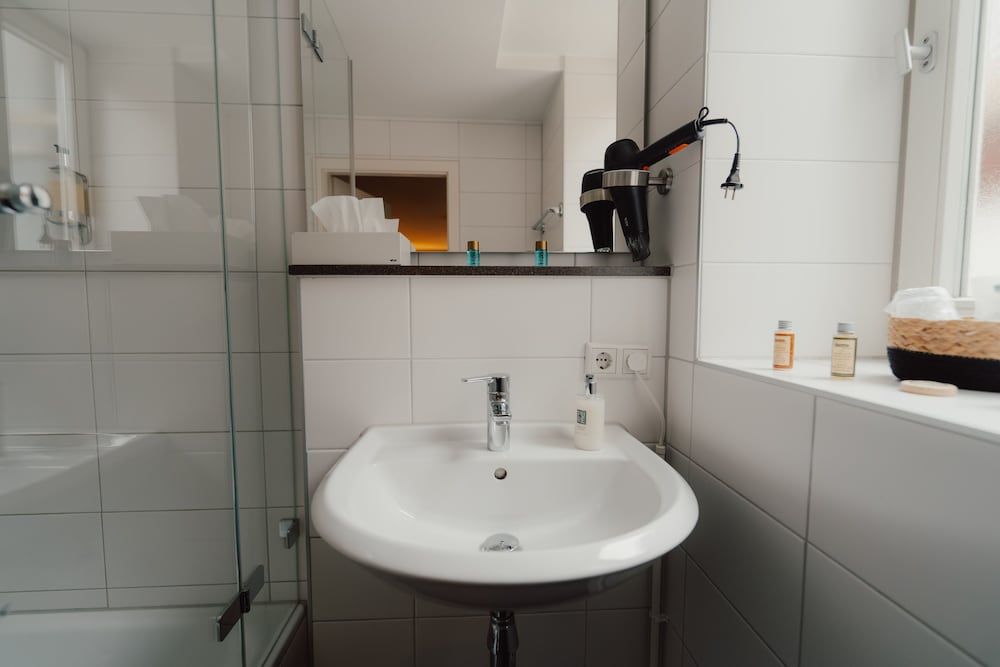 Hotel Schwarzes Kreuz Comfort Single Room, 1 Large Twin Bed, Non Smoking, Private Bathroom 10