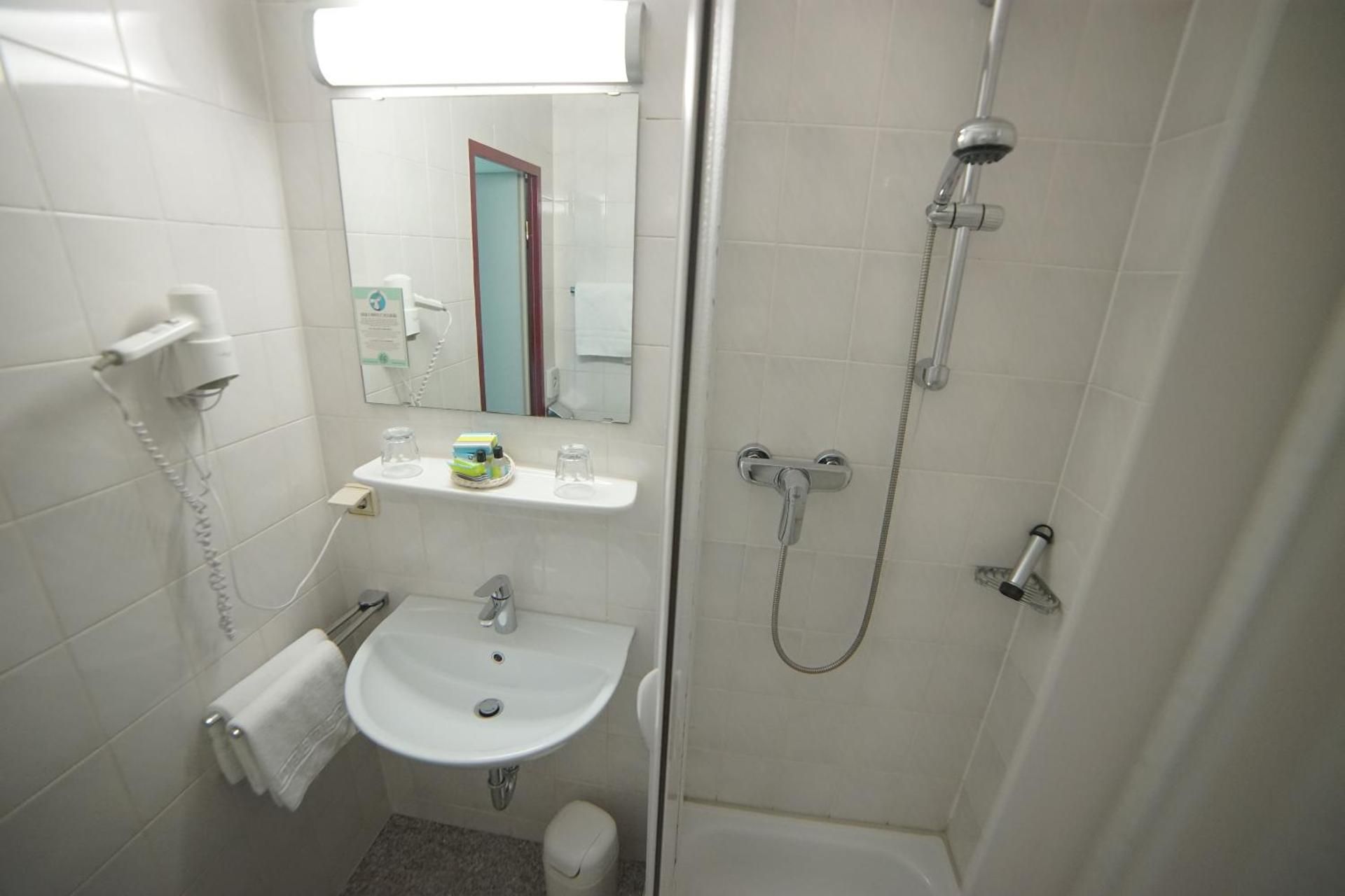 Deluxe Double Room (2 Adults + 1 Child)