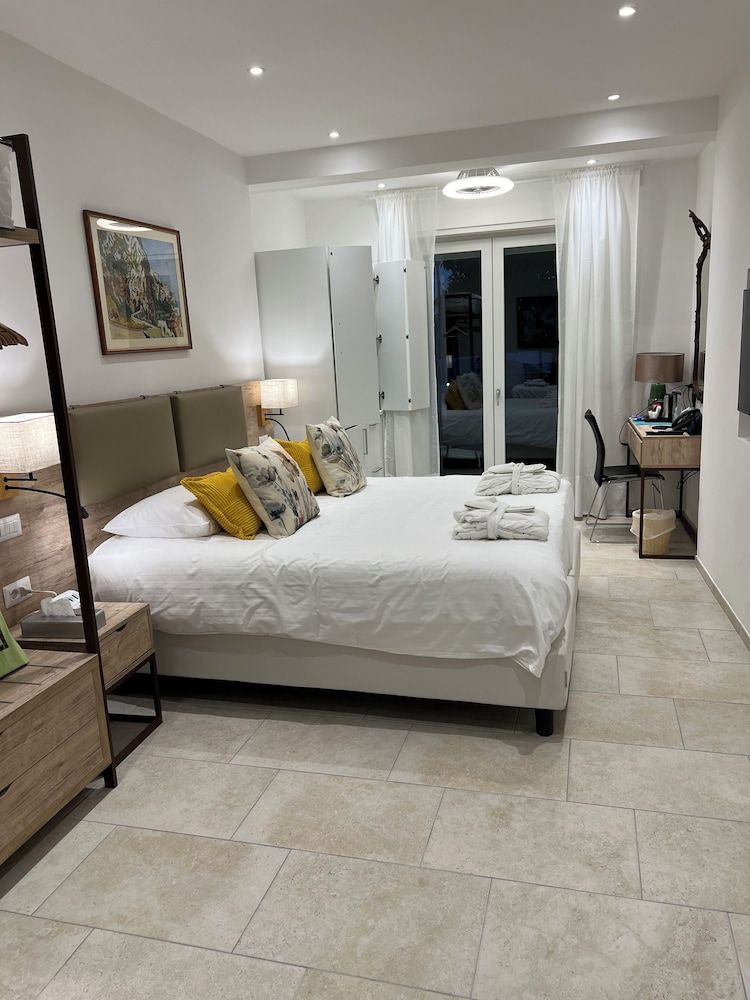 Hotel La Reginella Deluxe Studio Suite, Sea View 2