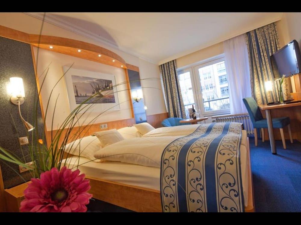 Room-studio for 2 People in Hamburg Mitt Room, 1 Bedroom, Balcony, City View 3