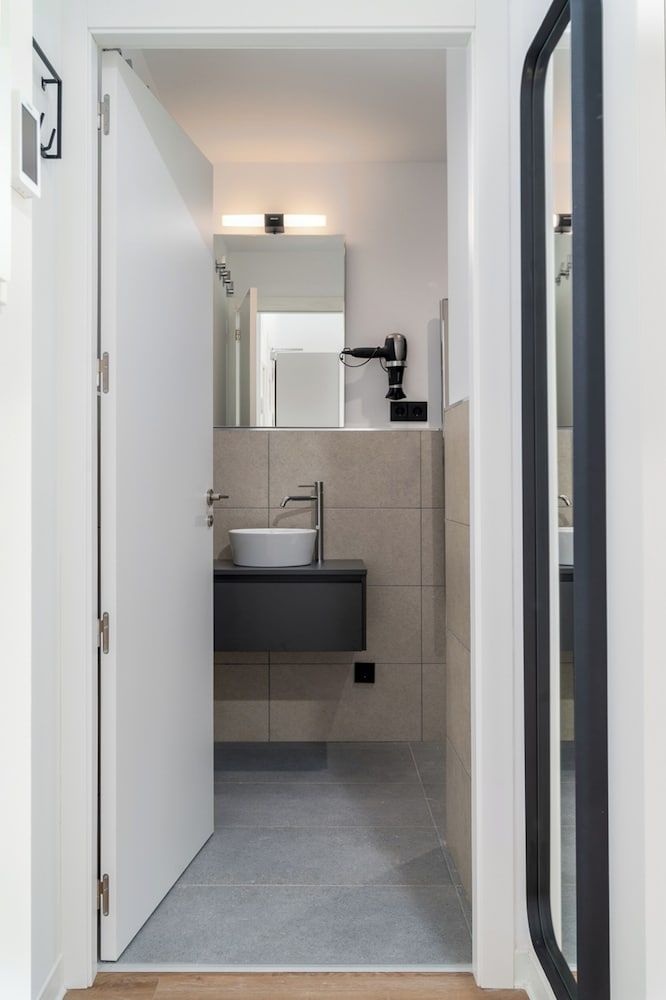 Limehome Valencia Carrer d’Antonio Ferrandis Comfort Studio with Sofa Bed 3