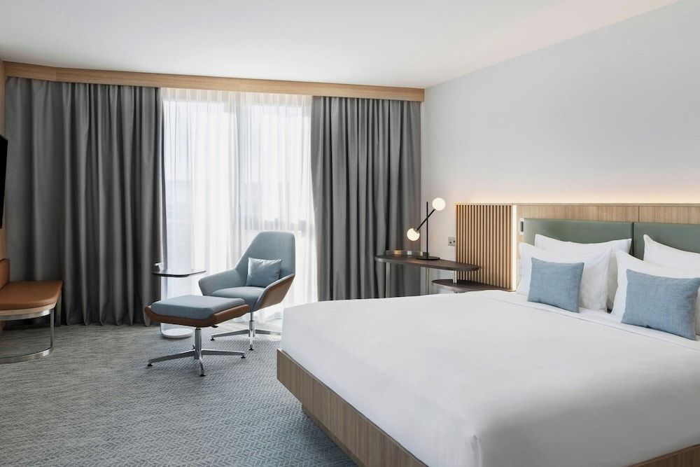 Deluxe Room, 1 King Bed, Non Smoking, City View (Corner)